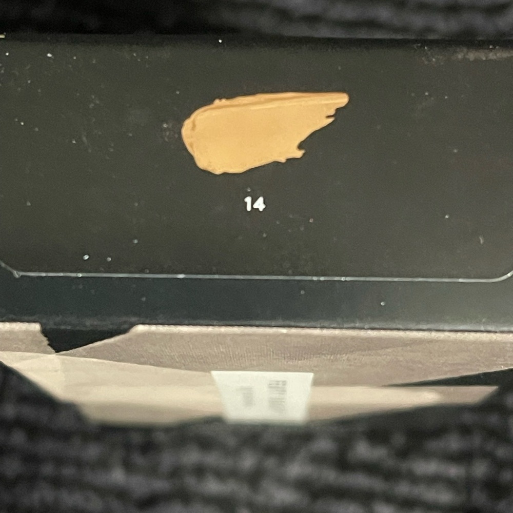 Fenty 14 Eaze Drop Blurring Skin Tint - Picture 3 of 4